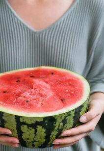 杭州吃瓜大爷,街头文化新风尚