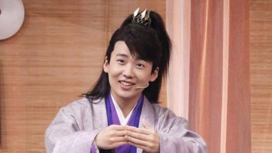 郭麒麟吃瓜照片